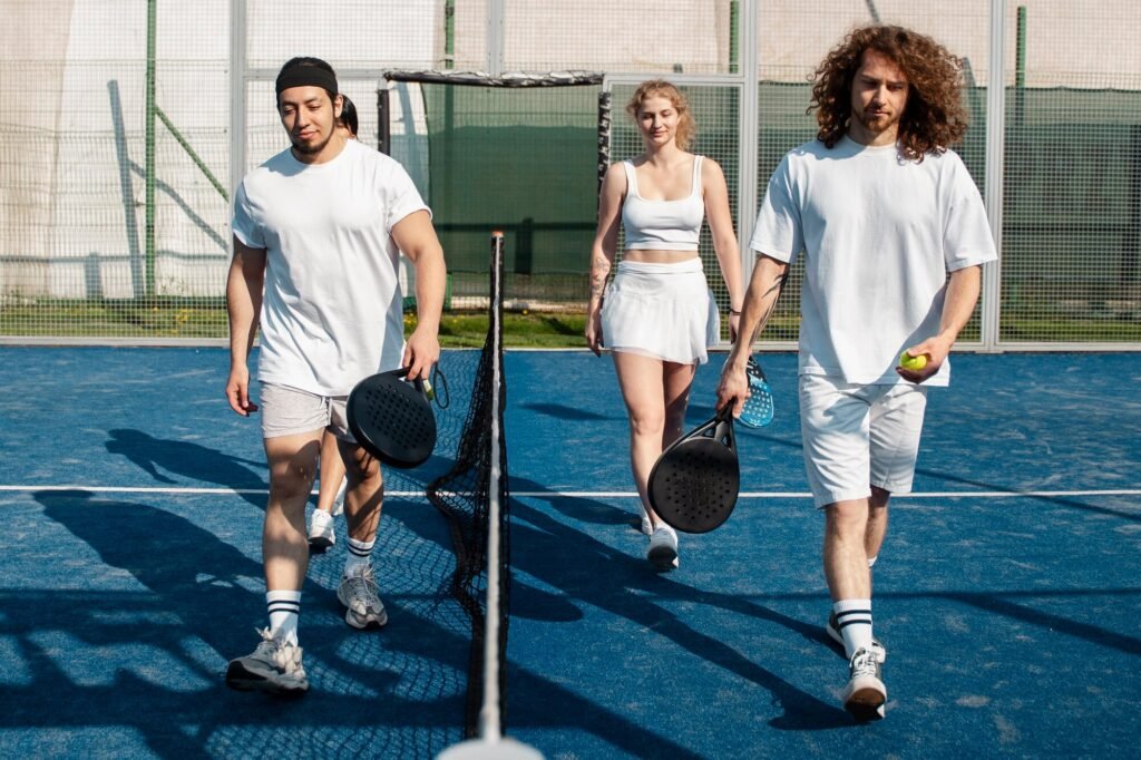 Jugadores de pádel con ropa deportiva en una pista de pádel