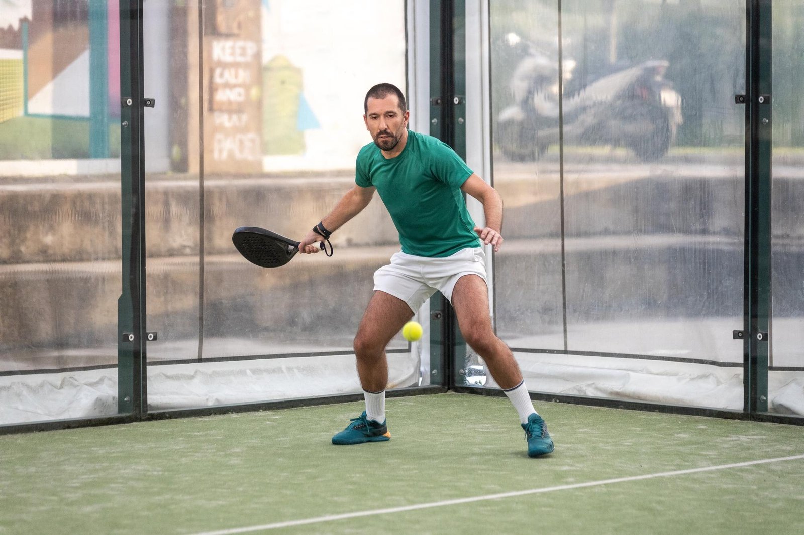 Jugador de pádel en acción durante un partido