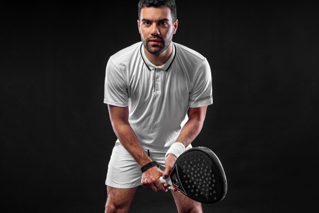 Jugador de pádel sosteniendo una pala