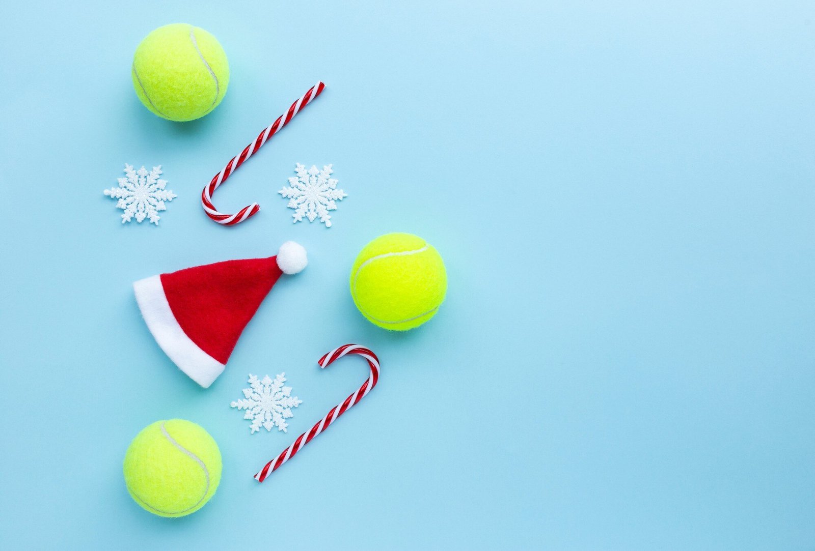 Pelotas deportivas con decoración navideña discreta como apoyo editorial para regalos de pádel en Navidad