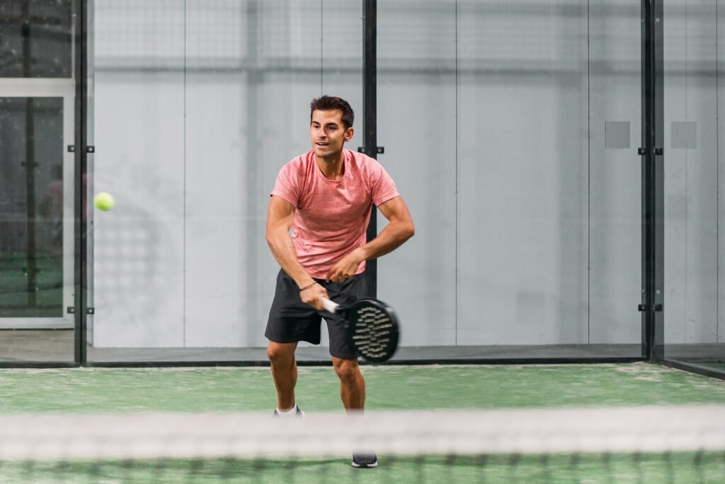 Hombre jugando al pádel en una pista
