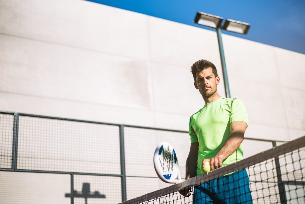 Jugador de pádel en pista con una pala real
